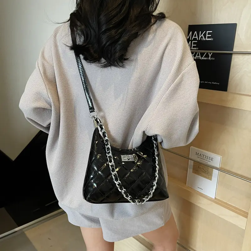 Retro Quilted Chain Bucket Bag for Women — feature 18