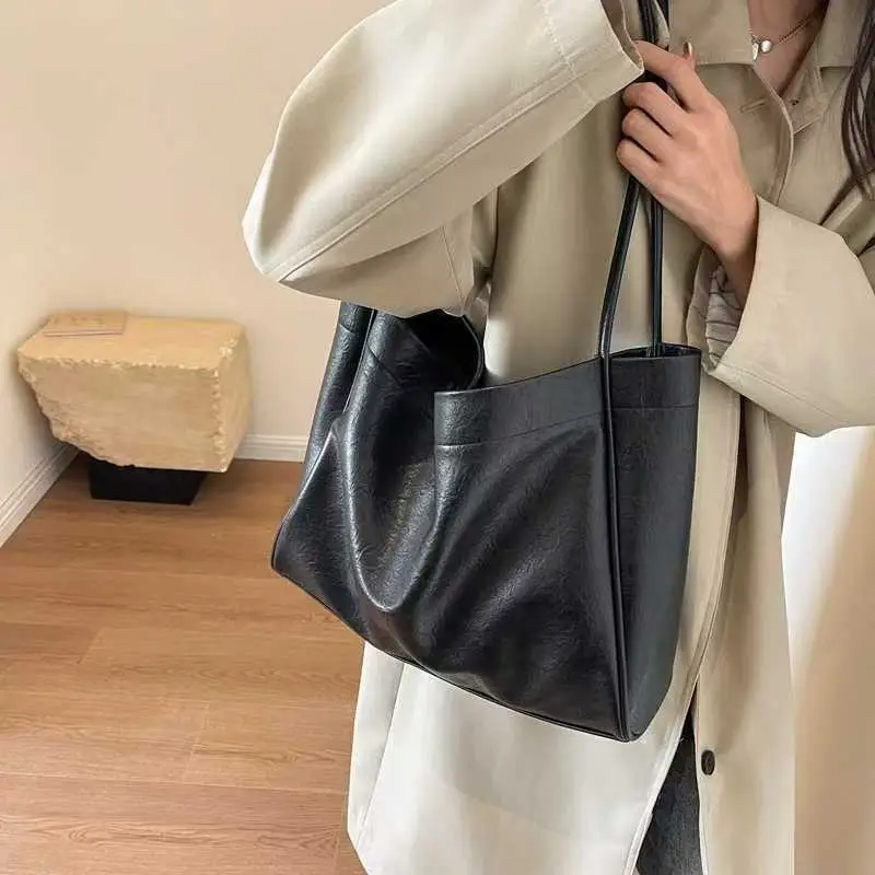 Black PU Leather Retro Commuter Tote Bag Large Capacity - Image 6