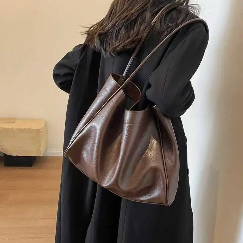 Black PU Leather Retro Commuter Tote Bag Large Capacity - Image 8