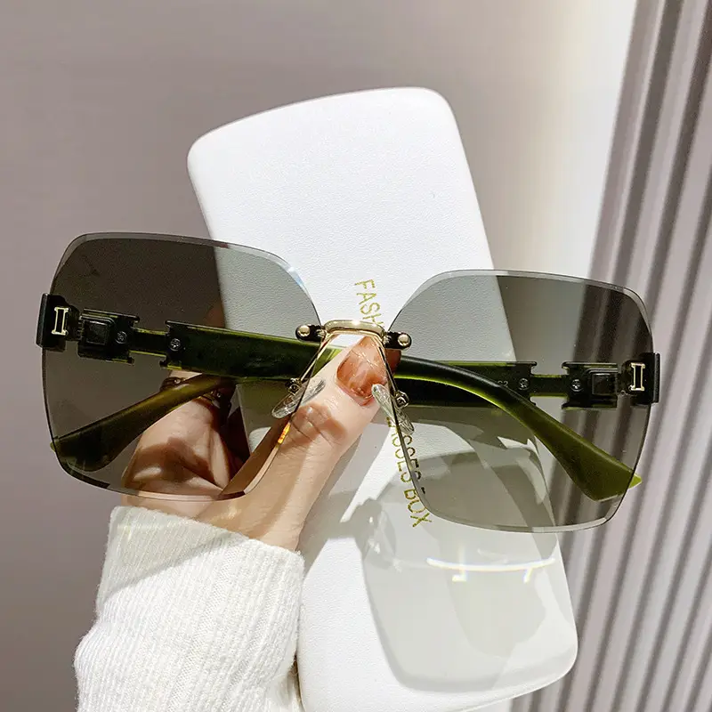 Elegant Black Diamond Frame Sunglasses for Women