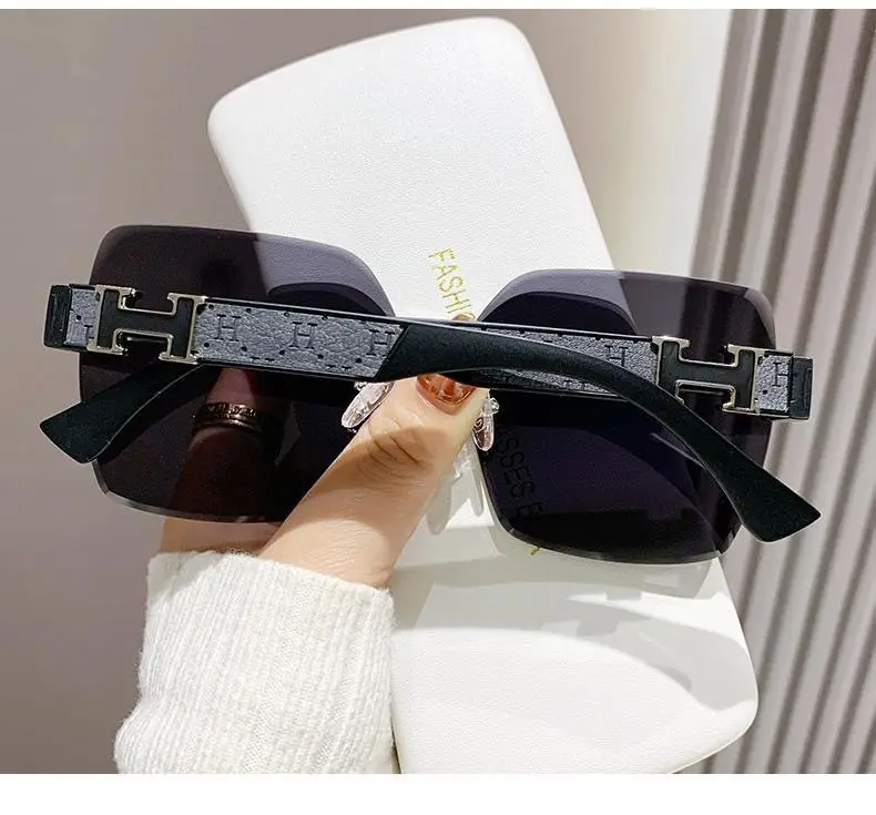 Elegant Black Diamond Frame Sunglasses for Women — feature 10
