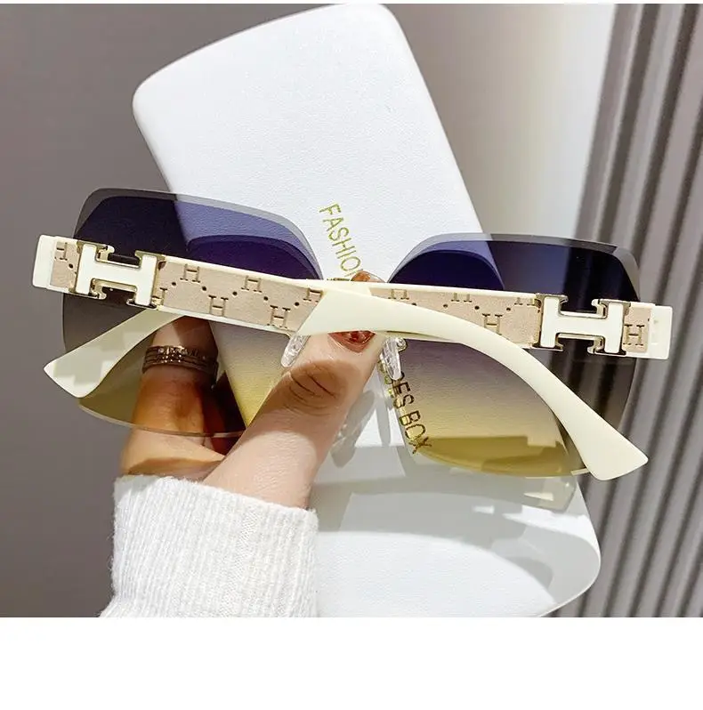 Elegant Black Diamond Frame Sunglasses for Women — feature 12