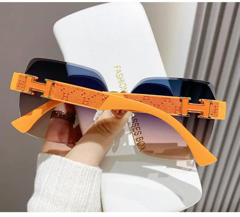 Elegant Black Diamond Frame Sunglasses for Women — feature 14