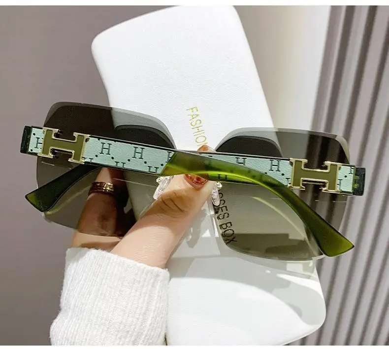 Elegant Black Diamond Frame Sunglasses for Women — feature 8