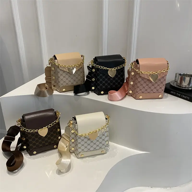 Retro Crossbody Bag White Gold Chain 2025 Trend - Image 9