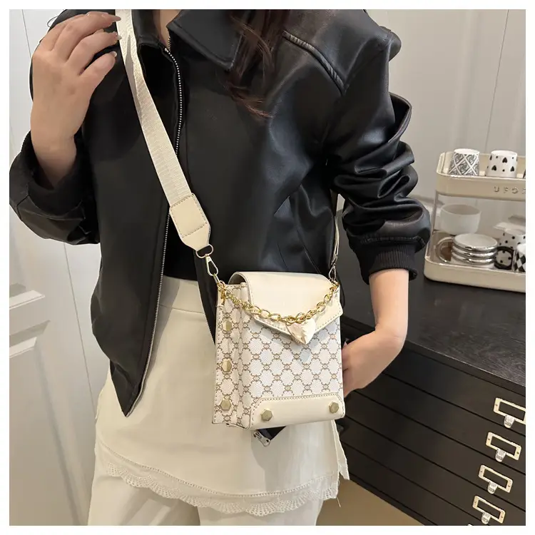 Retro Crossbody Bag White Gold Chain 2025 Trend — feature 10