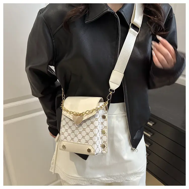 Retro Crossbody Bag White Gold Chain 2025 Trend — feature 11