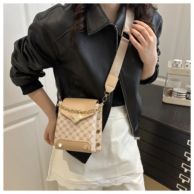 Retro Crossbody Bag White Gold Chain 2025 Trend — feature 12