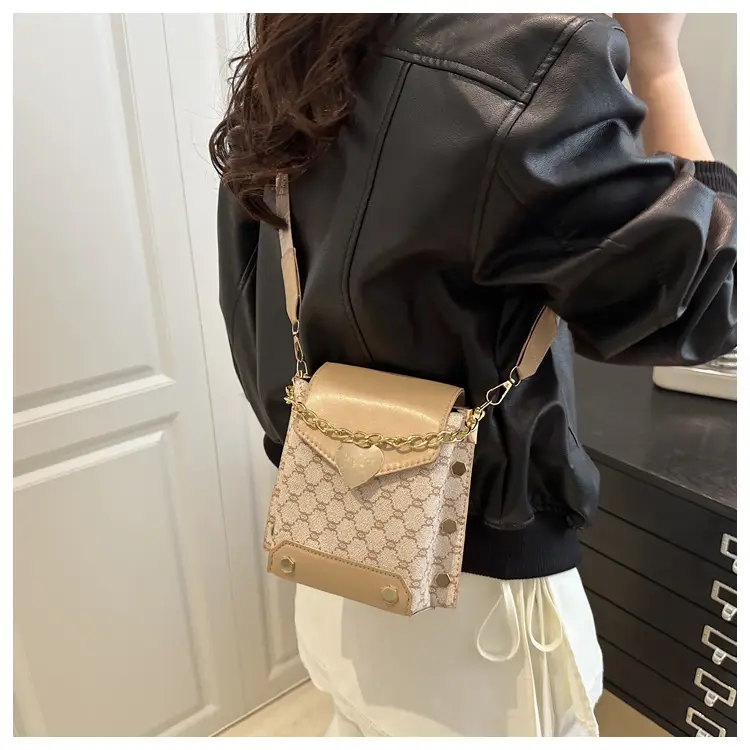 Retro Crossbody Bag White Gold Chain 2025 Trend — feature 13