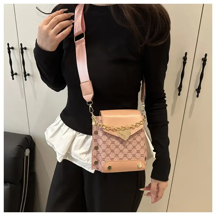 Retro Crossbody Bag White Gold Chain 2025 Trend — feature 14