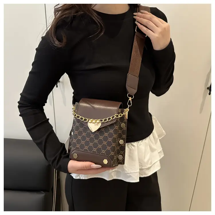 Retro Crossbody Bag White Gold Chain 2025 Trend — feature 16