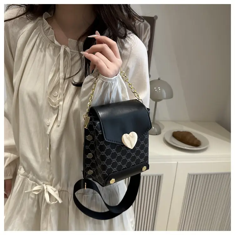 Retro Crossbody Bag White Gold Chain 2025 Trend — feature 18