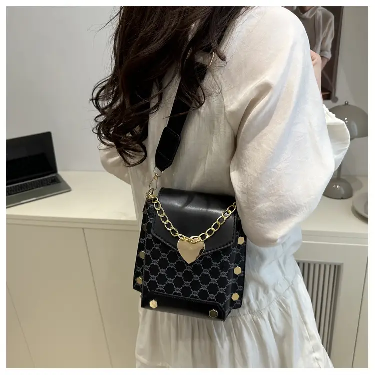 Retro Crossbody Bag White Gold Chain 2025 Trend — feature 19