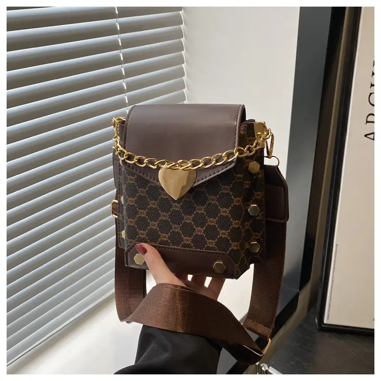 Retro Crossbody Bag White Gold Chain 2025 Trend — feature 20