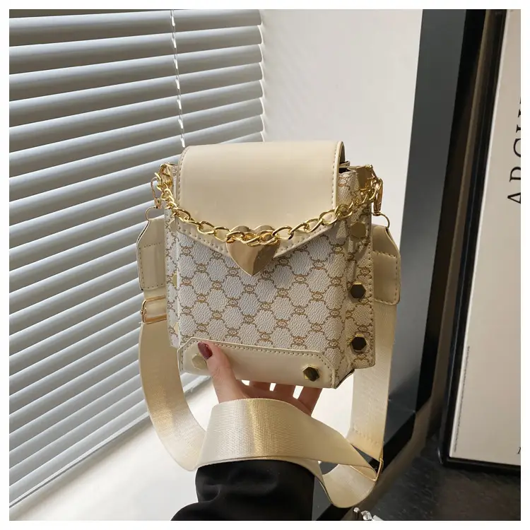 Retro Crossbody Bag White Gold Chain 2025 Trend — feature 22