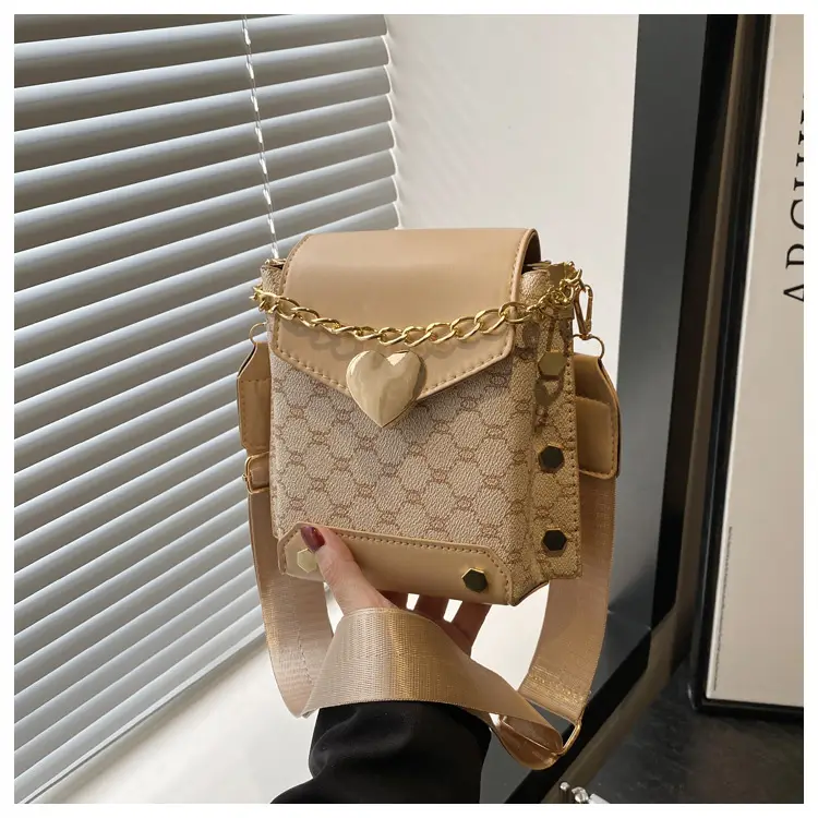 Retro Crossbody Bag White Gold Chain 2025 Trend — feature 23