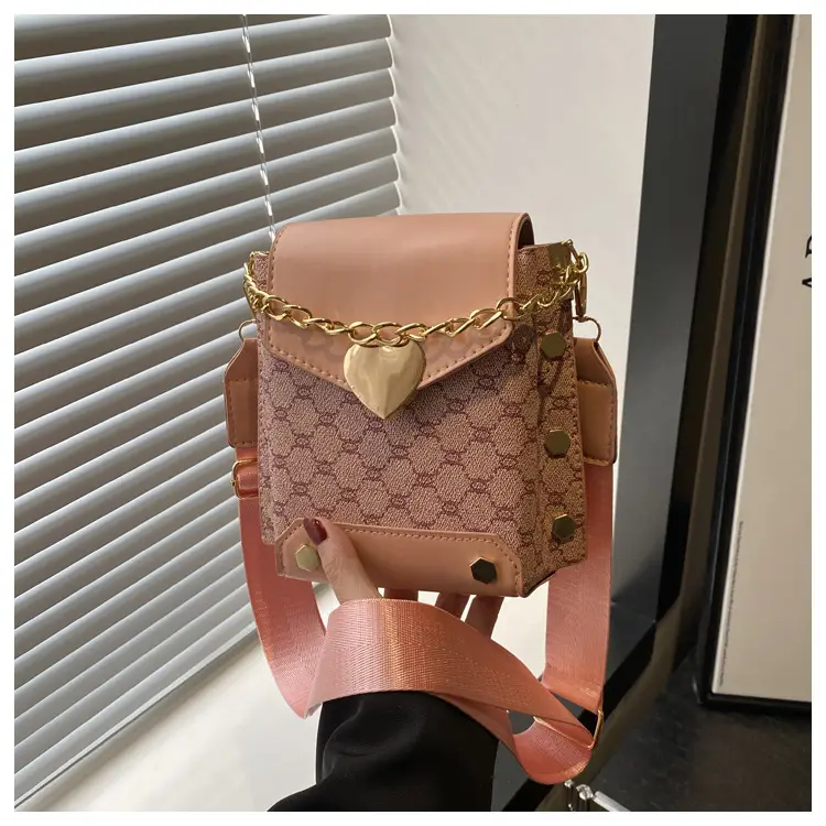 Retro Crossbody Bag White Gold Chain 2025 Trend — feature 24
