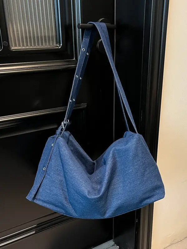 Blue Women's Large Tote Bag for Summer Commute - Image 5