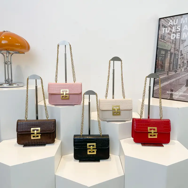 Trendy White Chain Shoulder Bag for Women - Image 9