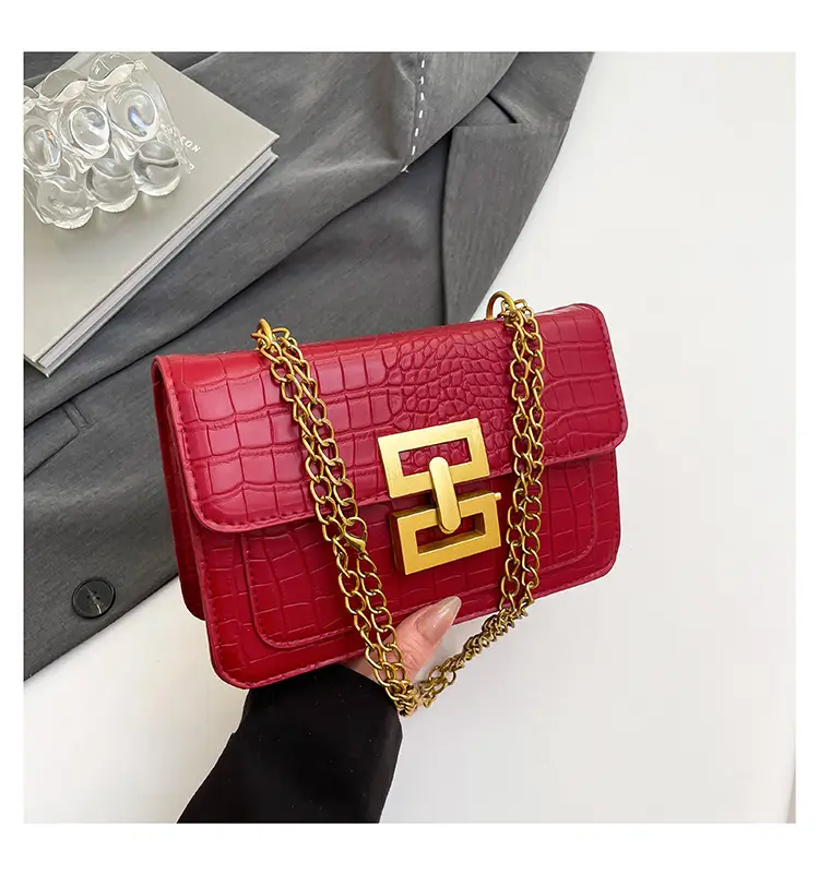 Trendy White Chain Shoulder Bag for Women - Image 4