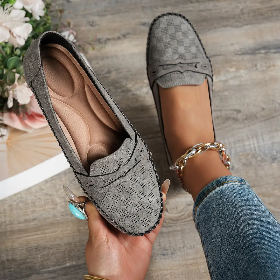 Large Size Popular Foreign Trade Flat-Soled Loafers for Women with Stitched Smiley Face Decoration, Retro Slip-On Style, Supplied by Cross-Border E-Commerce - Image 2