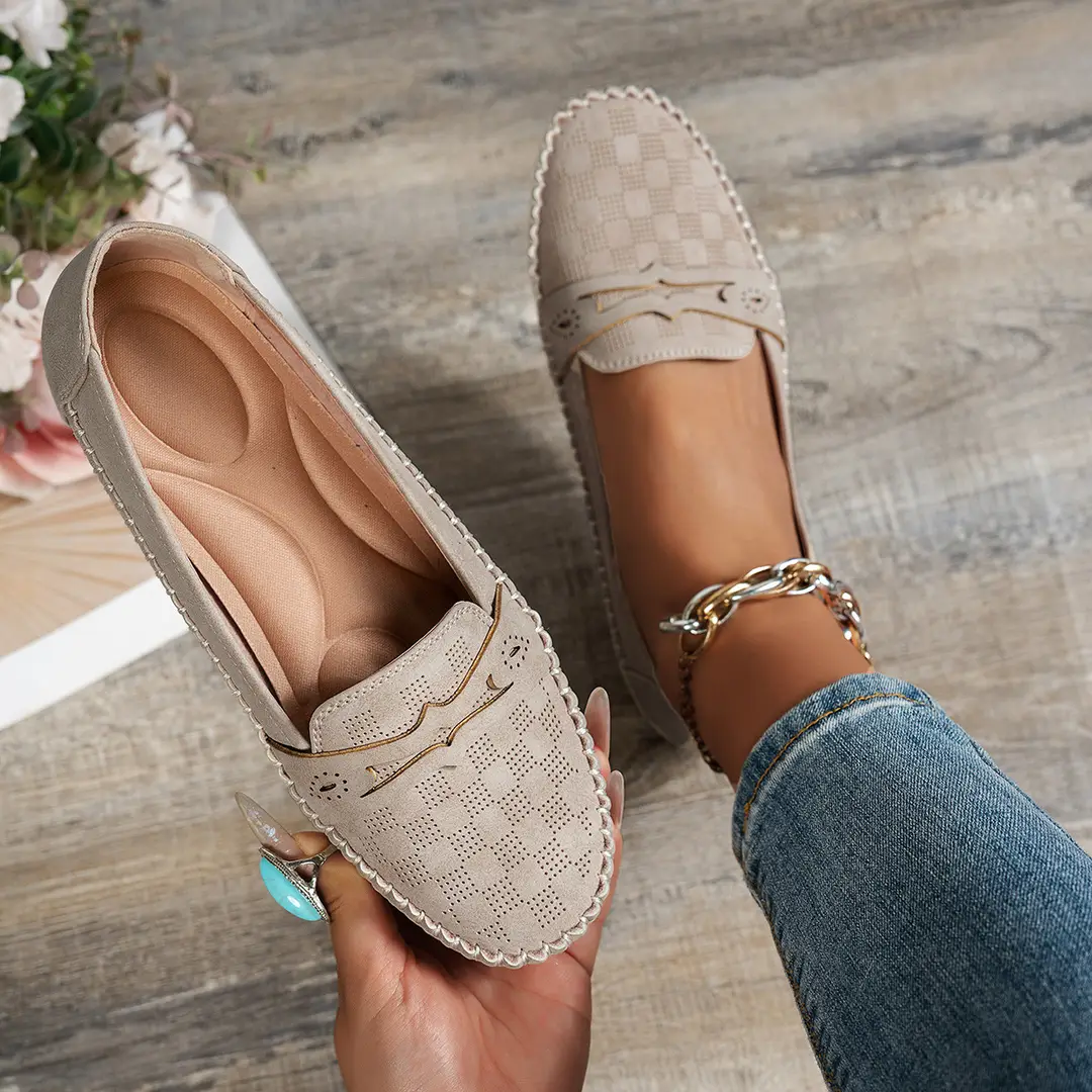 Large Size Popular Foreign Trade Flat-Soled Loafers for Women with Stitched Smiley Face Decoration, Retro Slip-On Style, Supplied by Cross-Border E-Commerce - Image 3