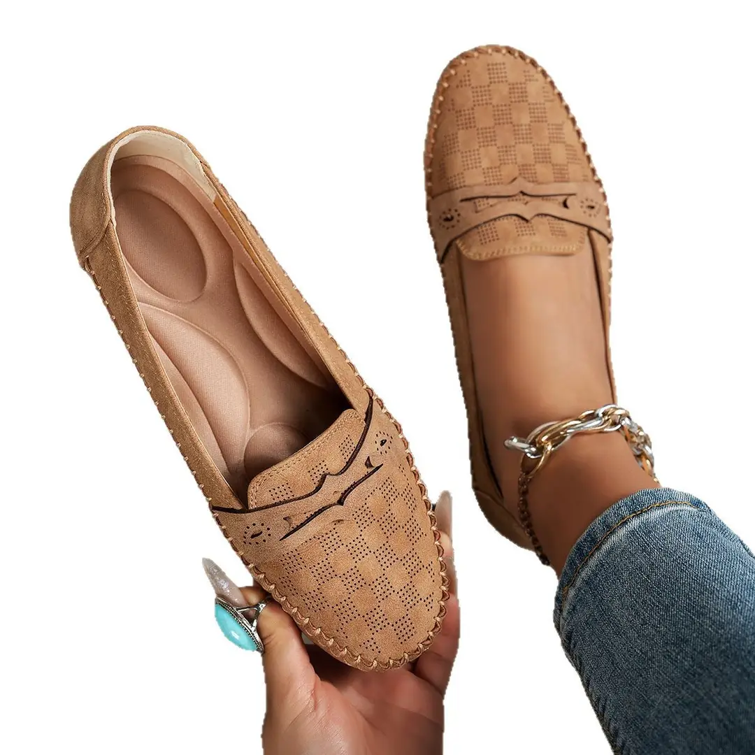 Large Size Popular Foreign Trade Flat-Soled Loafers for Women with Stitched Smiley Face Decoration, Retro Slip-On Style, Supplied by Cross-Border E-Commerce - Image 5