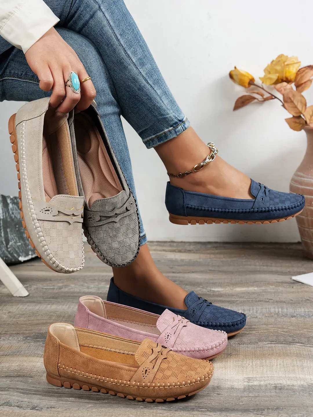Large Size Popular Foreign Trade Flat-Soled Loafers for Women with Stitched Smiley Face Decoration, Retro Slip-On Style, Supplied by Cross-Border E-Commerce — feature 1