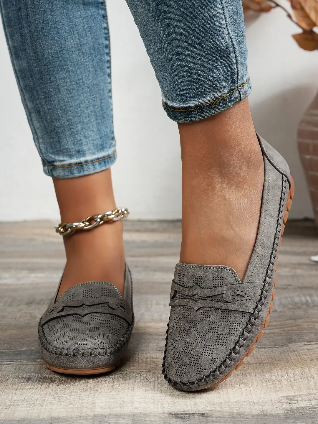 Large Size Popular Foreign Trade Flat-Soled Loafers for Women with Stitched Smiley Face Decoration, Retro Slip-On Style, Supplied by Cross-Border E-Commerce — feature 10