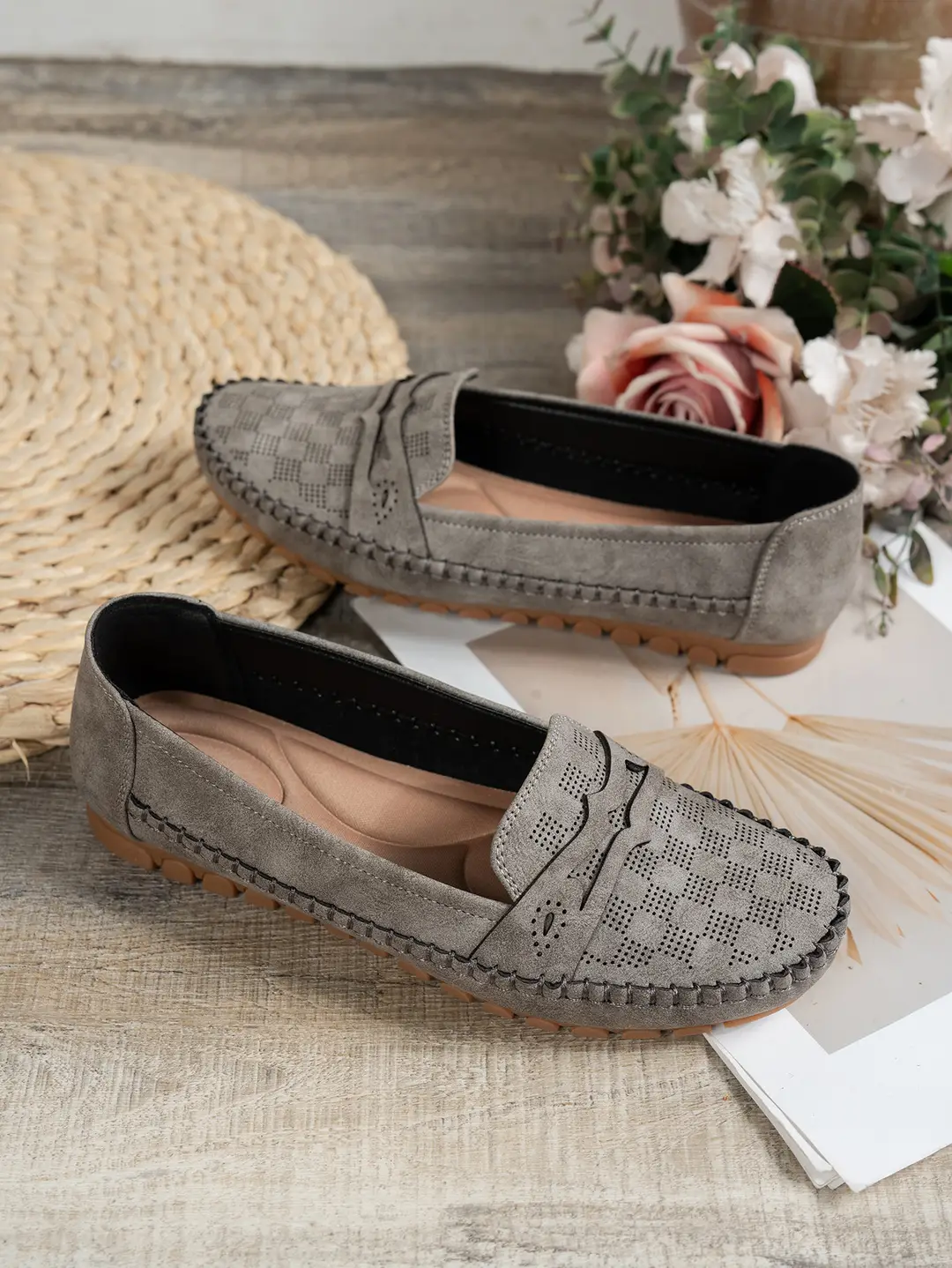 Large Size Popular Foreign Trade Flat-Soled Loafers for Women with Stitched Smiley Face Decoration, Retro Slip-On Style, Supplied by Cross-Border E-Commerce — feature 12