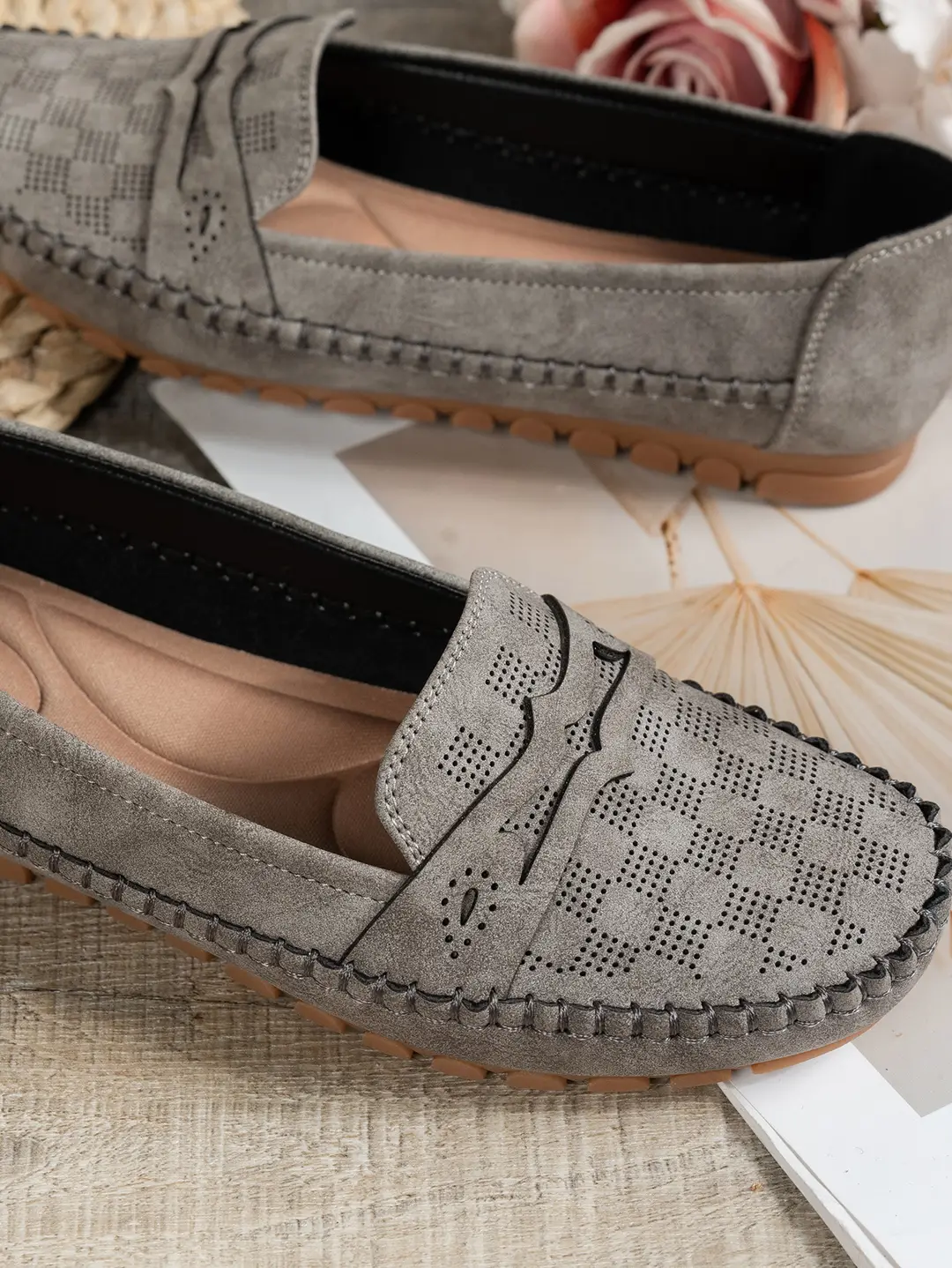 Large Size Popular Foreign Trade Flat-Soled Loafers for Women with Stitched Smiley Face Decoration, Retro Slip-On Style, Supplied by Cross-Border E-Commerce — feature 13