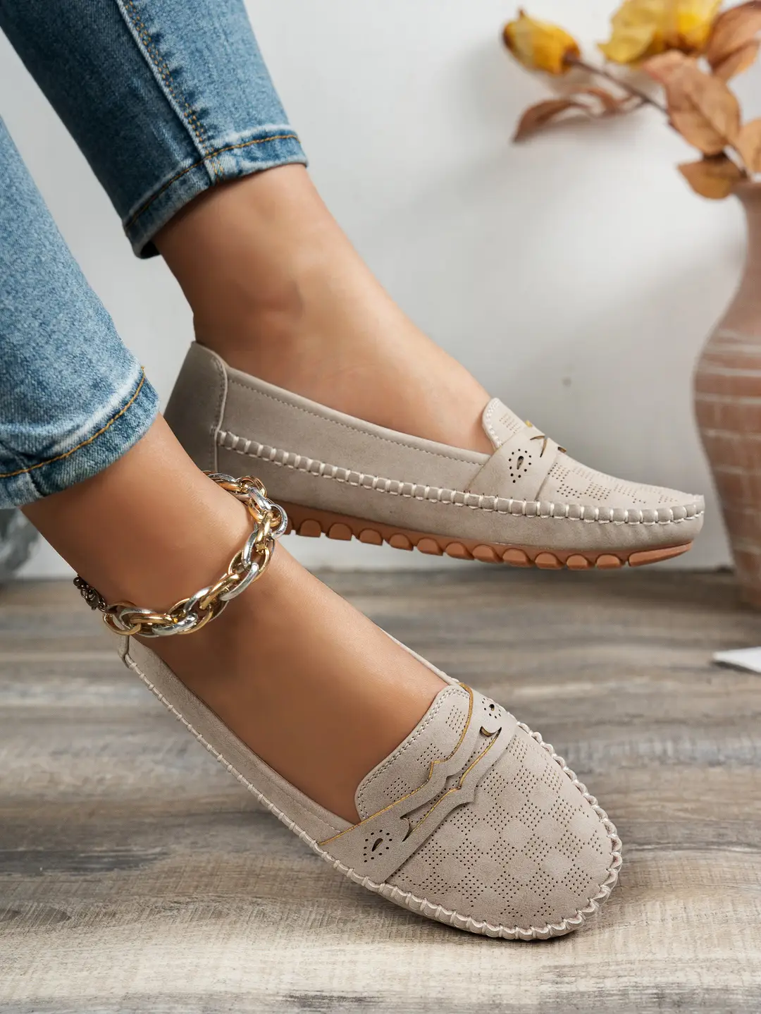 Large Size Popular Foreign Trade Flat-Soled Loafers for Women with Stitched Smiley Face Decoration, Retro Slip-On Style, Supplied by Cross-Border E-Commerce — feature 15