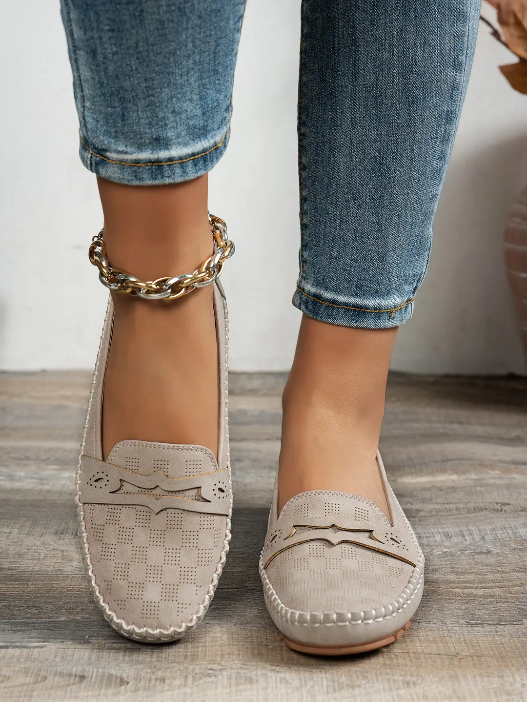 Large Size Popular Foreign Trade Flat-Soled Loafers for Women with Stitched Smiley Face Decoration, Retro Slip-On Style, Supplied by Cross-Border E-Commerce — feature 16