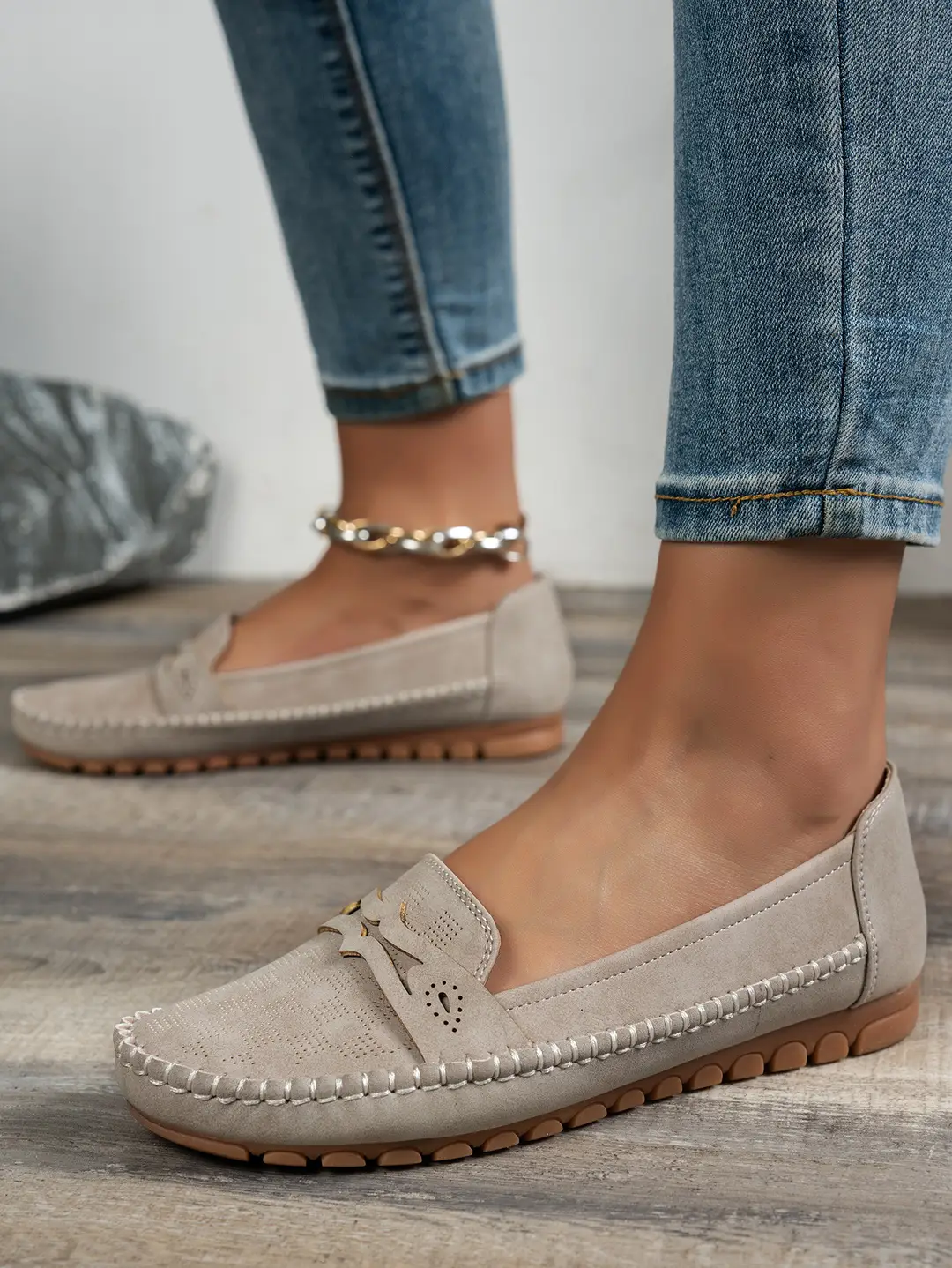 Large Size Popular Foreign Trade Flat-Soled Loafers for Women with Stitched Smiley Face Decoration, Retro Slip-On Style, Supplied by Cross-Border E-Commerce — feature 17