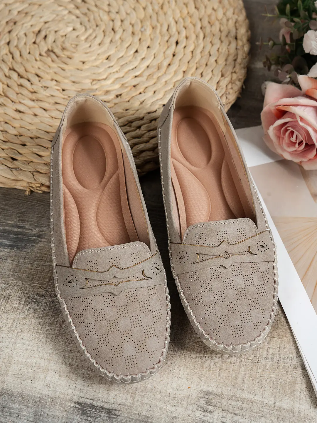 Large Size Popular Foreign Trade Flat-Soled Loafers for Women with Stitched Smiley Face Decoration, Retro Slip-On Style, Supplied by Cross-Border E-Commerce — feature 18