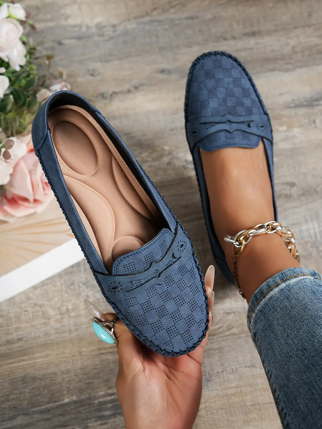 Large Size Popular Foreign Trade Flat-Soled Loafers for Women with Stitched Smiley Face Decoration, Retro Slip-On Style, Supplied by Cross-Border E-Commerce — feature 2