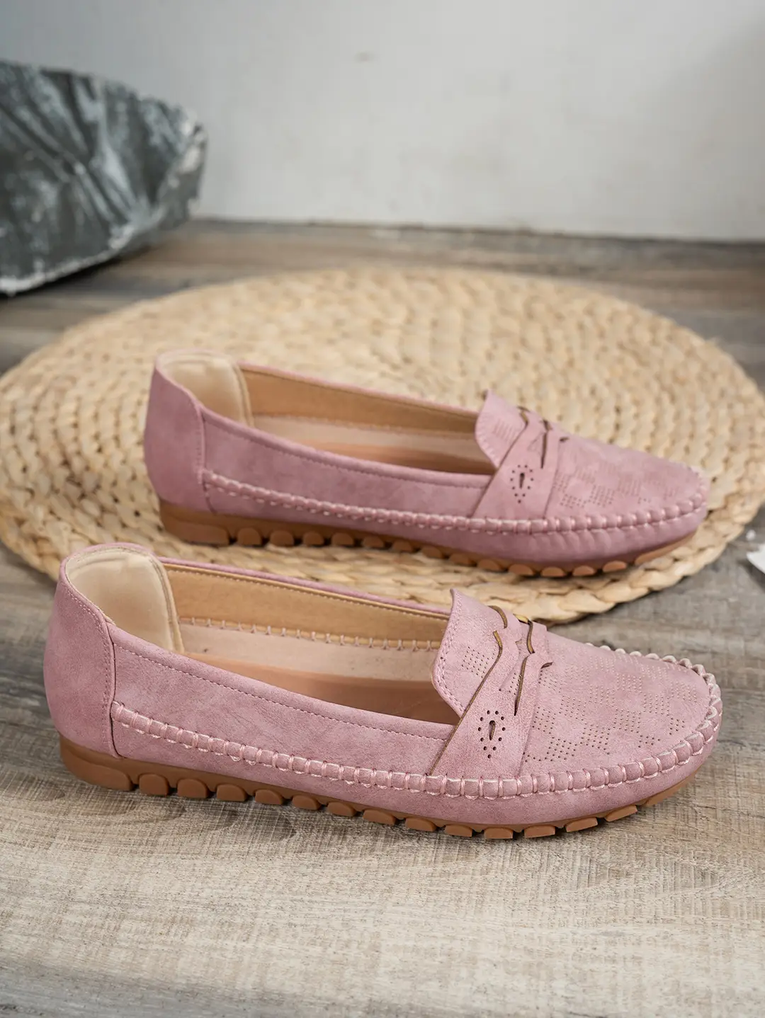 Large Size Popular Foreign Trade Flat-Soled Loafers for Women with Stitched Smiley Face Decoration, Retro Slip-On Style, Supplied by Cross-Border E-Commerce — feature 24