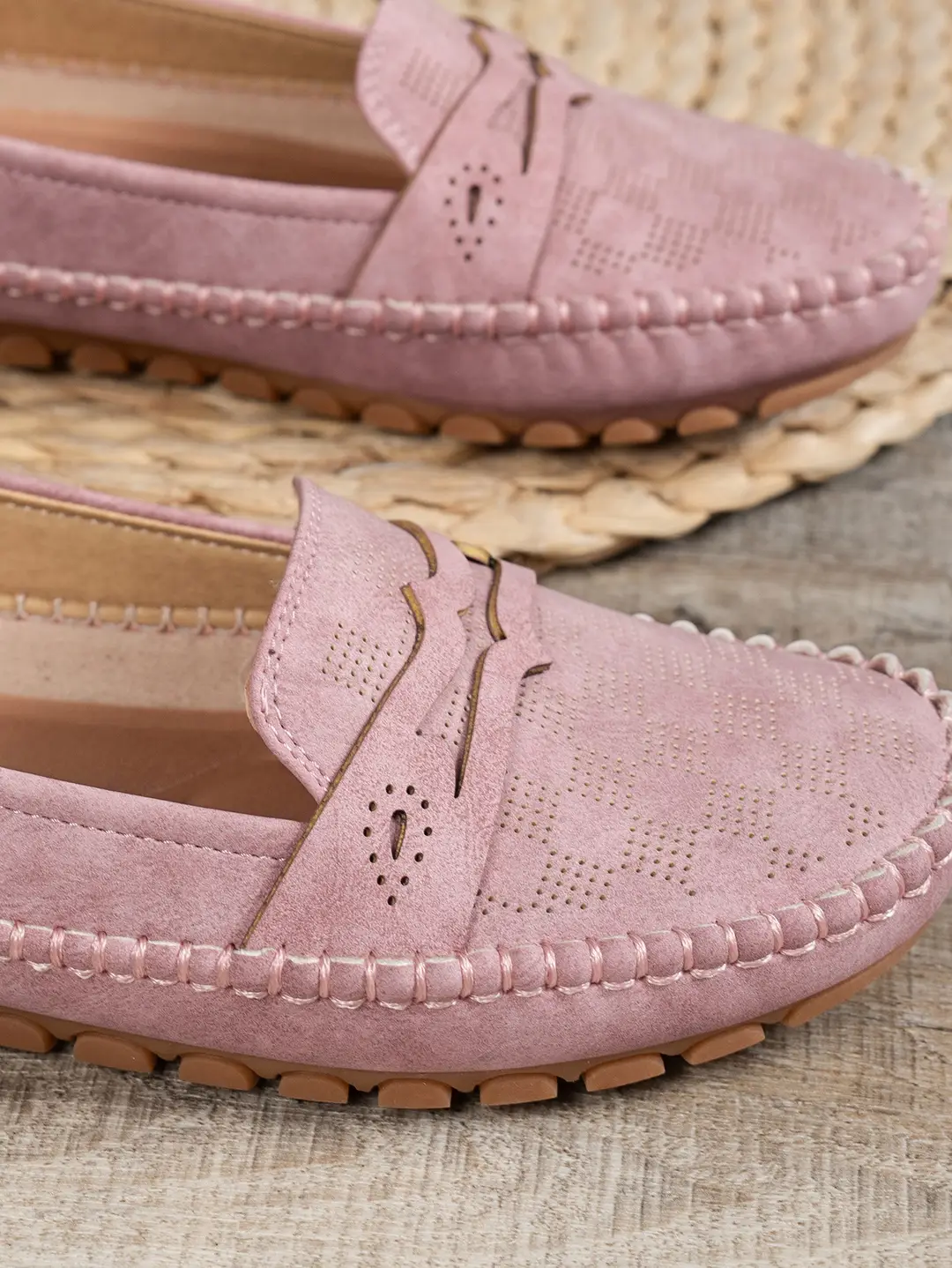 Large Size Popular Foreign Trade Flat-Soled Loafers for Women with Stitched Smiley Face Decoration, Retro Slip-On Style, Supplied by Cross-Border E-Commerce — feature 25