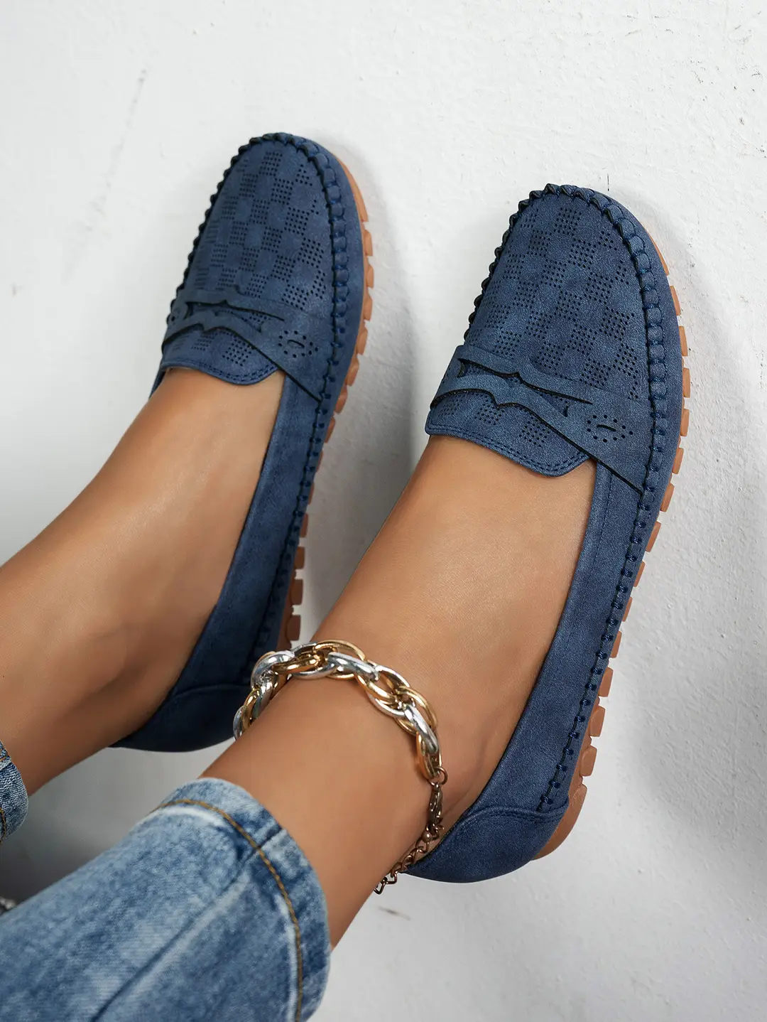 Large Size Popular Foreign Trade Flat-Soled Loafers for Women with Stitched Smiley Face Decoration, Retro Slip-On Style, Supplied by Cross-Border E-Commerce — feature 3