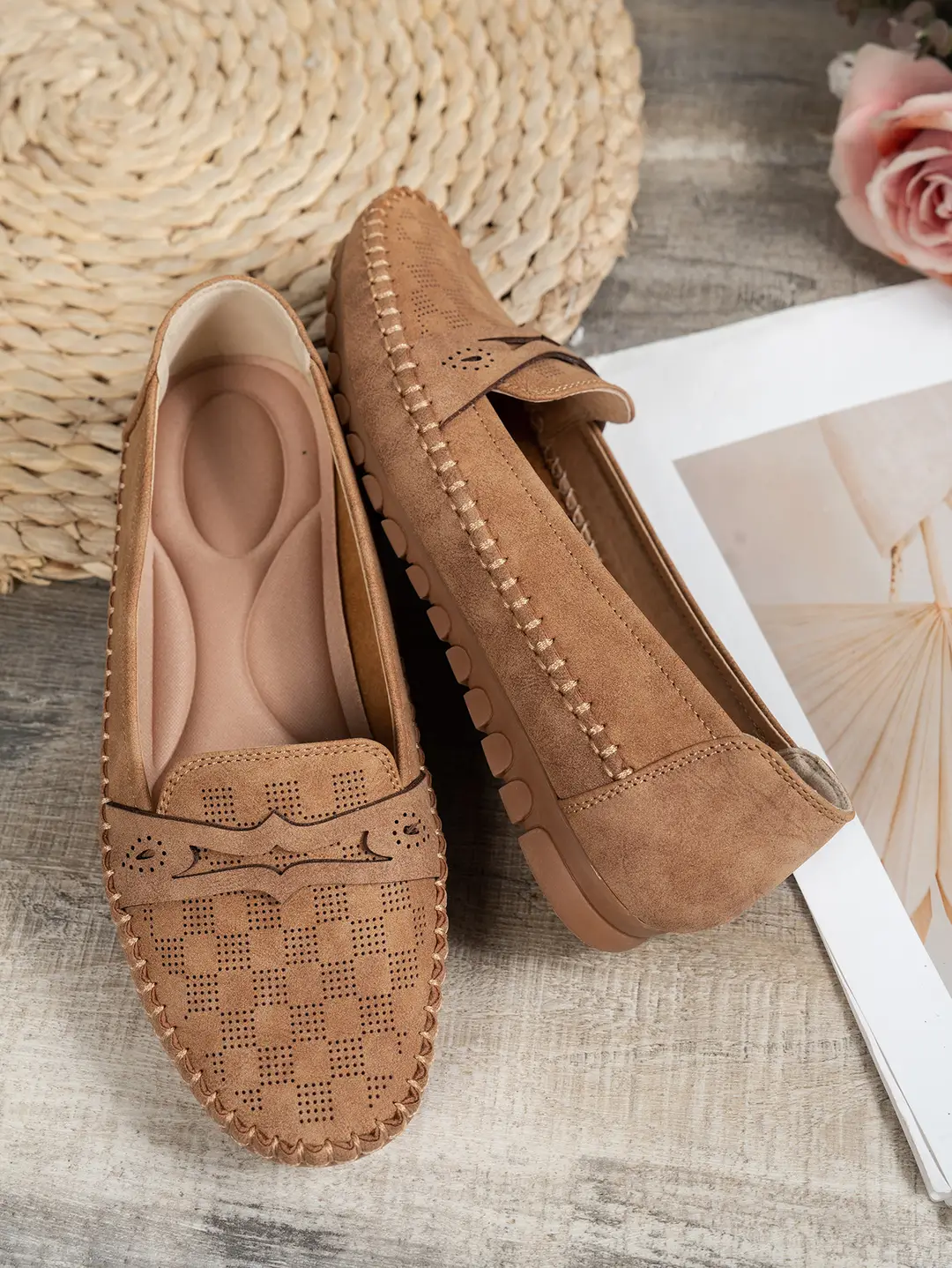 Large Size Popular Foreign Trade Flat-Soled Loafers for Women with Stitched Smiley Face Decoration, Retro Slip-On Style, Supplied by Cross-Border E-Commerce — feature 30