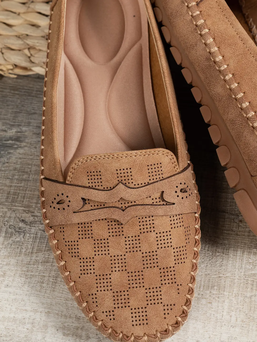 Large Size Popular Foreign Trade Flat-Soled Loafers for Women with Stitched Smiley Face Decoration, Retro Slip-On Style, Supplied by Cross-Border E-Commerce — feature 31