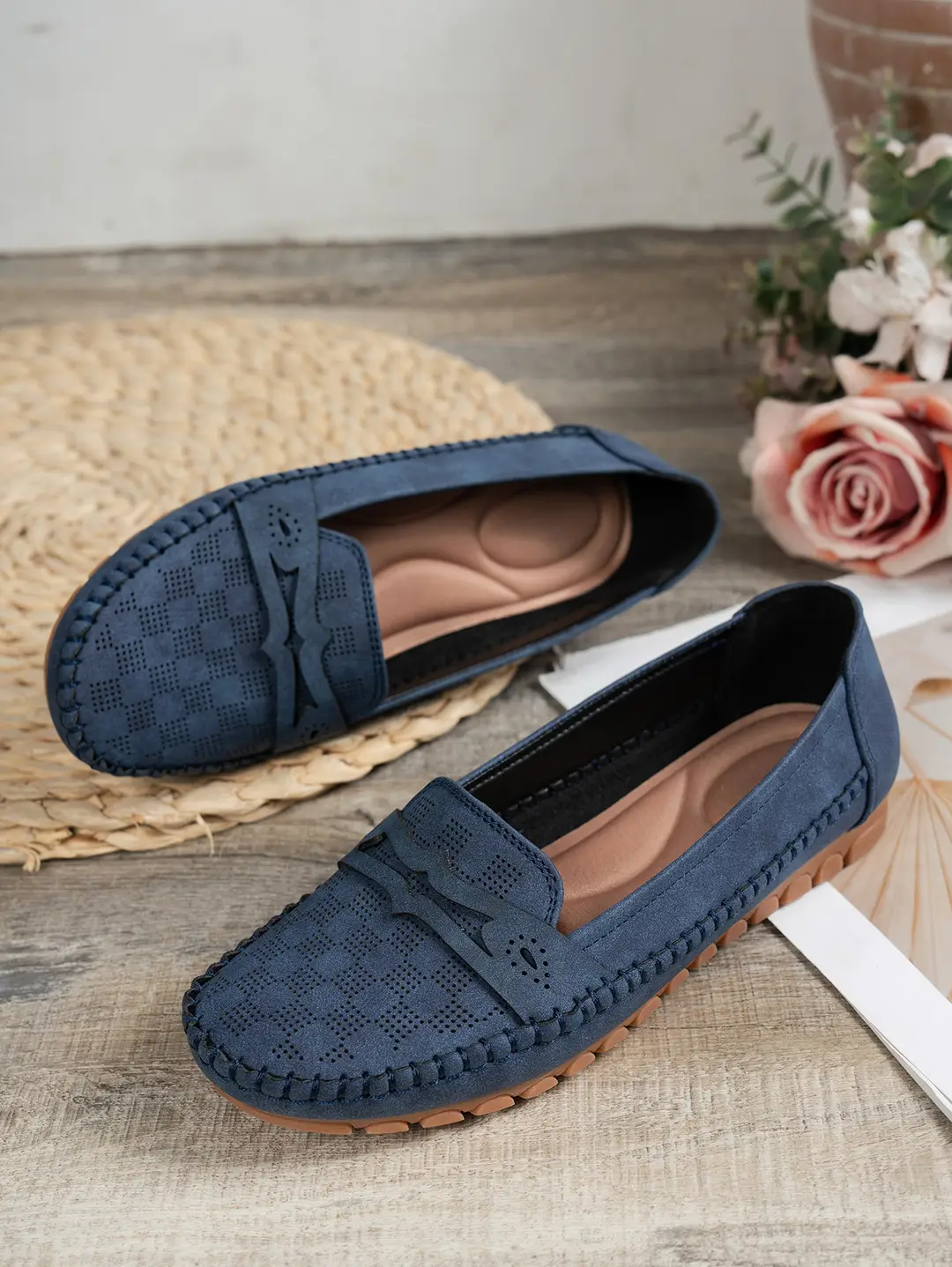 Large Size Popular Foreign Trade Flat-Soled Loafers for Women with Stitched Smiley Face Decoration, Retro Slip-On Style, Supplied by Cross-Border E-Commerce — feature 6