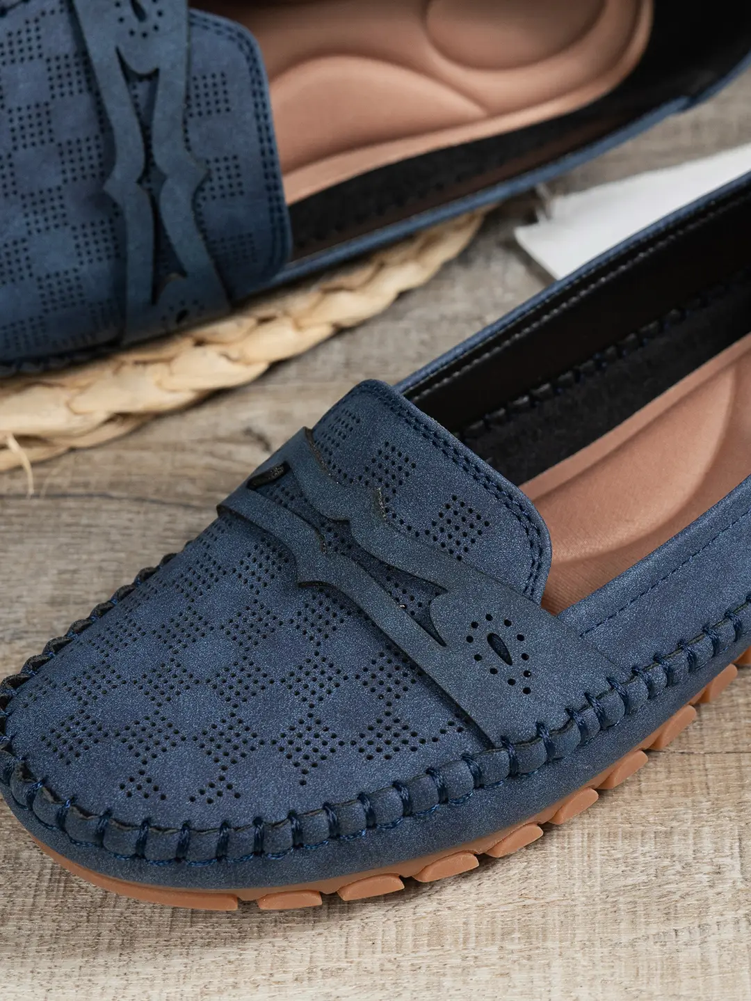 Large Size Popular Foreign Trade Flat-Soled Loafers for Women with Stitched Smiley Face Decoration, Retro Slip-On Style, Supplied by Cross-Border E-Commerce — feature 7