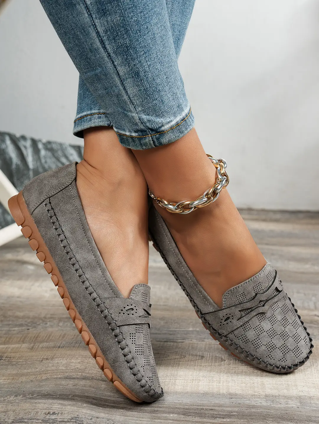 Large Size Popular Foreign Trade Flat-Soled Loafers for Women with Stitched Smiley Face Decoration, Retro Slip-On Style, Supplied by Cross-Border E-Commerce — feature 9