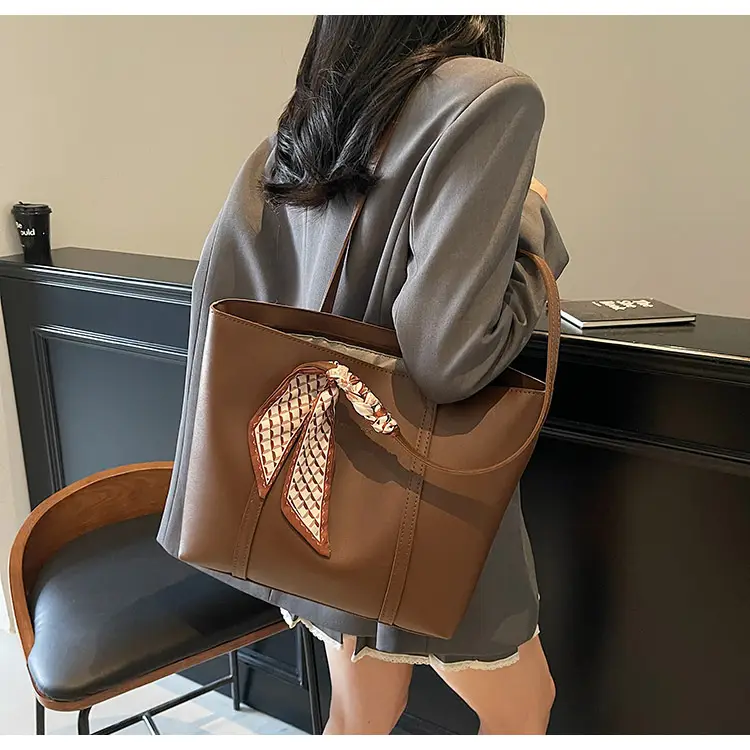 Women's Retro Leather Shoulder Bag Brown Large Capacity — feature 29