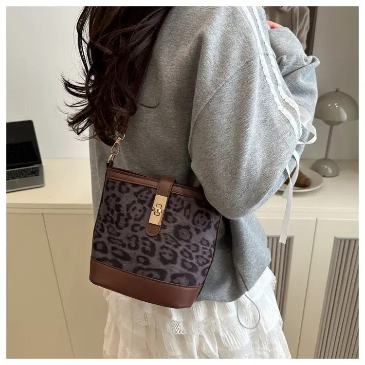 Retro Leopard Print Shoulder Bag 205 Spring Summer New Trendy Casual Splicing Crossbody Bag Foreign Style Hand Bucket Bag — feature 11