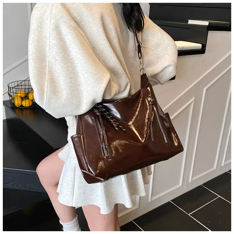 Retro Tote Bag Beige Brown Tassel Decor — feature 11