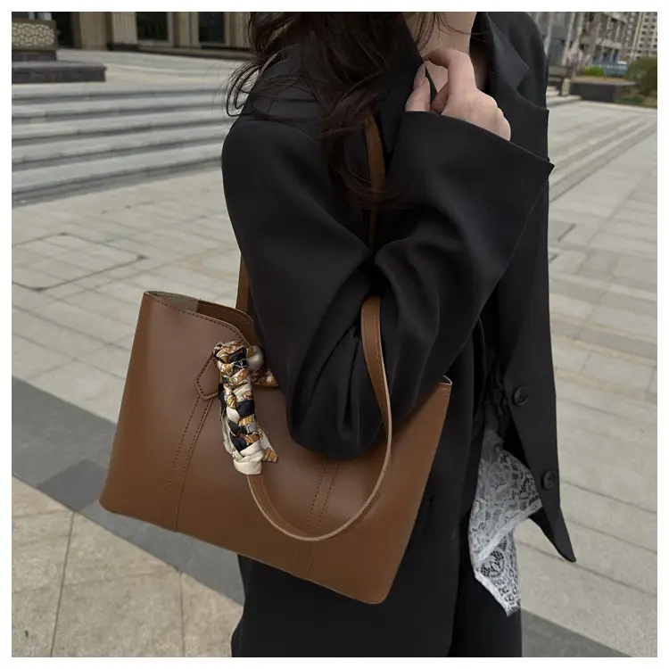 Retro Chic Shoulder Bag for College Students — feature 9