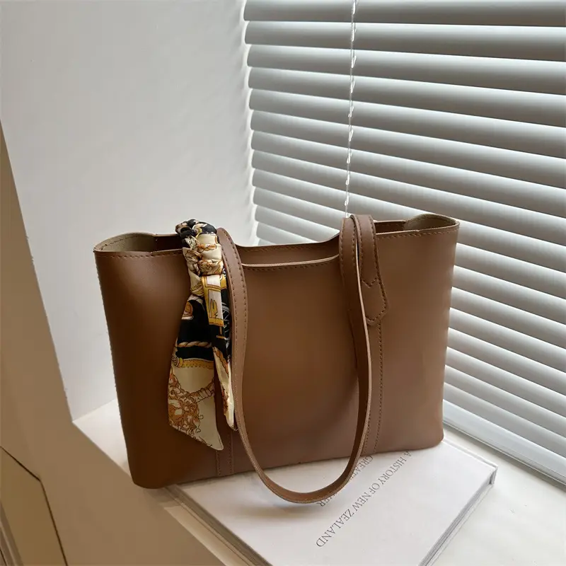 Retro Chic Shoulder Bag for College Students - Image 2