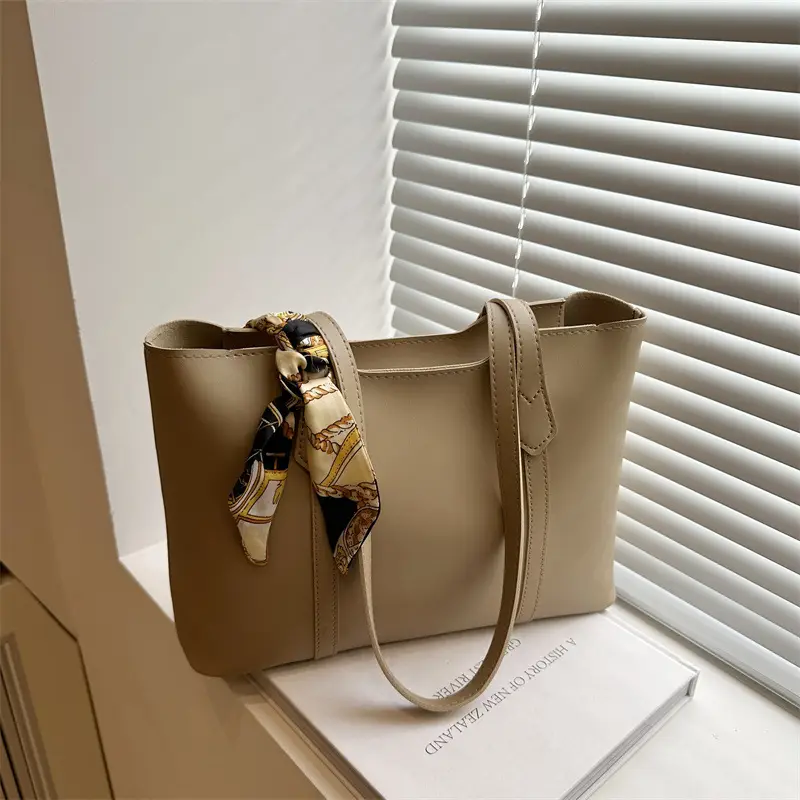 Retro Chic Shoulder Bag for College Students - Image 3